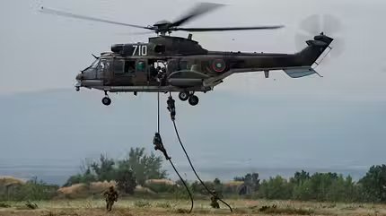 Fighter planes and helicopters are training 