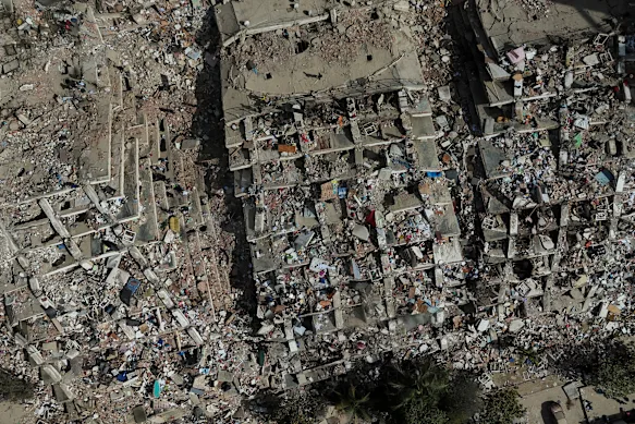 Destroyed buildings in La Guaira on Saturday, three days after the earthquake.