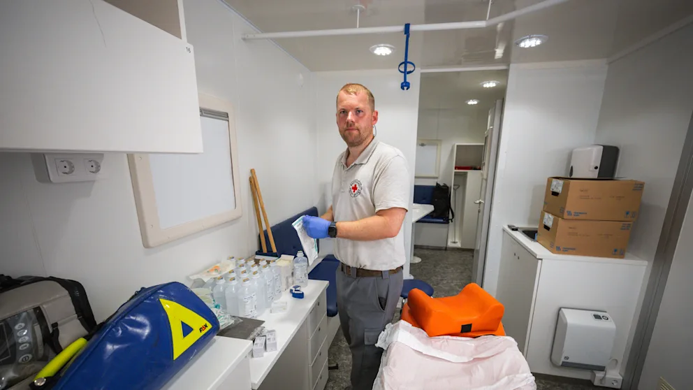 The head of the volunteer district of the German Red Cross (DRC Mönchengladbach), Rene Hartmann (37), is one of the many assistants who are now looking after patients. A medical center was equipped for them in front of the clinic.