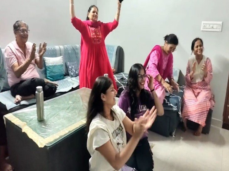 Tonka Jai ​​Mundra's family celebrates at Jai's house after receiving the wicket.