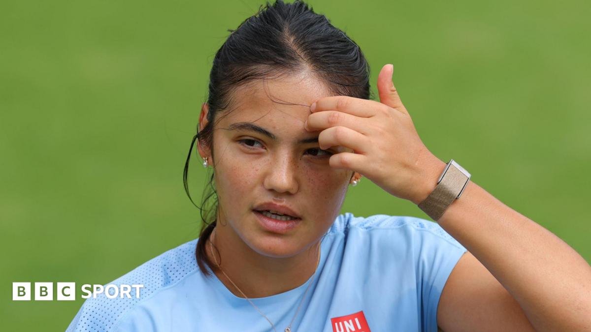Emma Raducanu wipes her brow