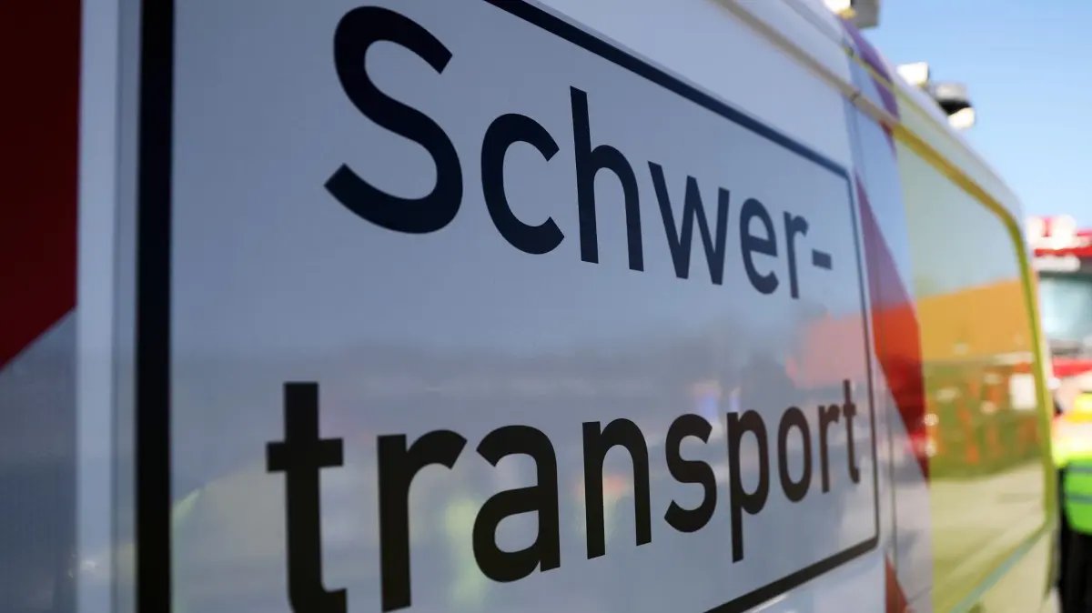 Heavy transport: ARCHIVE - January 27, 2017, Bavaria, Nuremberg: The inscription “Heavy transport” can be read on the accompanying heavy transport vehicle. (dpa: “Heavy truck stuck: Leverkusen intersection closed”) Photo: Daniel Karmann/dpa +++ dpa-Bildfunk +++