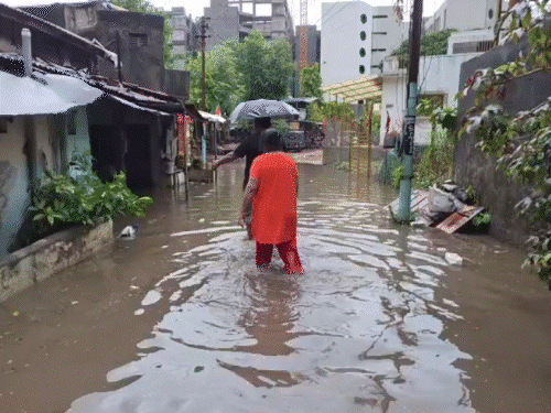 Navsari, Gujarat received 3.6 inches of rain in 12 hours. Due to this, many houses in Nagathalawadi area were flooded.