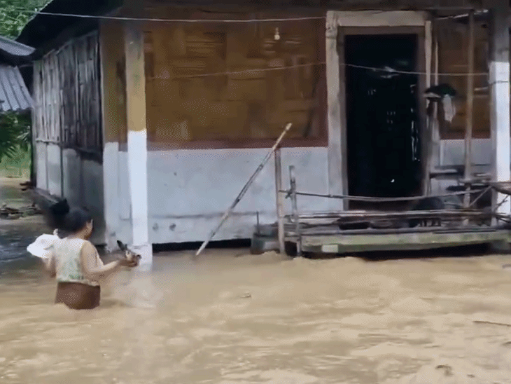 96 villages were inundated due to floods in Dhemaji district of Assam. There's 4-5 feet of water here.