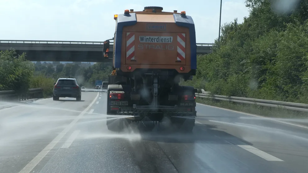 In Thuringia, the winter service waters the streets to prevent concrete slabs from cracking.