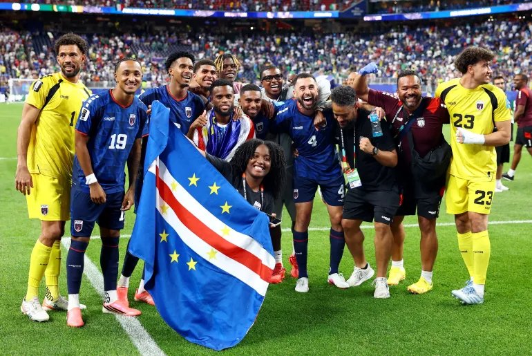 Football Football - 2026 FIFA World Cup - Group H - Cape Verde - Saudi Arabia - Houston Stadium, Houston, Texas, USA - June 26, 2026 Cape Verde players and staff celebrate after the match as Cape Verde advances to the knockout stages of the World Cup REUTERS/Phil Noble TPX IMAGES OF THE DAY