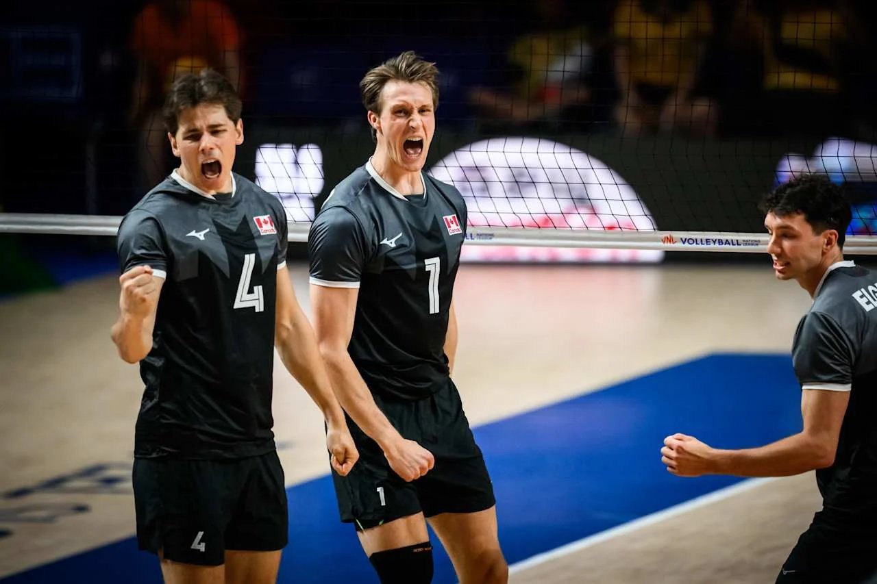Alterna Stade Poitevin volleyball players made history in the League of Nations 11 Erik Siksna next to Pearson Yeshchenko.