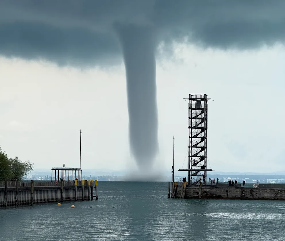 Tornado over Lake Constance: Huge tornado causes commotion | Regional 11 Reader Uwe Sauerborn came very close to the tornado and took this photo.