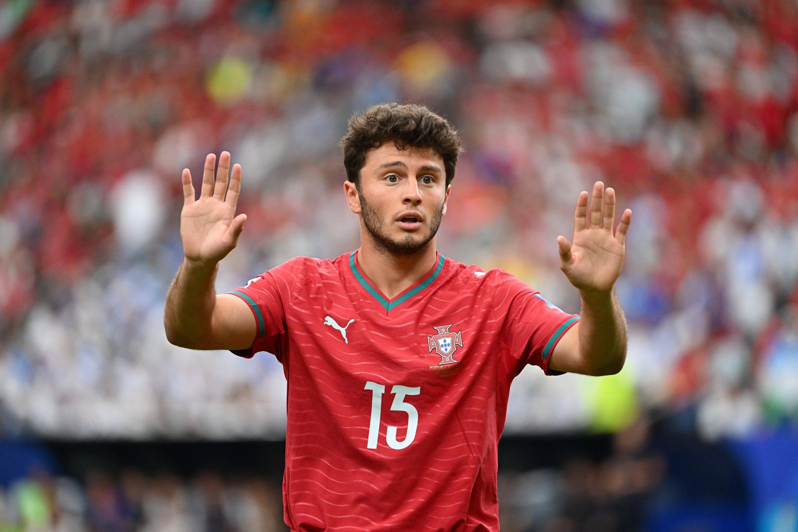 Potential eleven Portugal players for life-and-death duel in Toronto 26 João Neves plays for Portugal – Photo: IMAGO