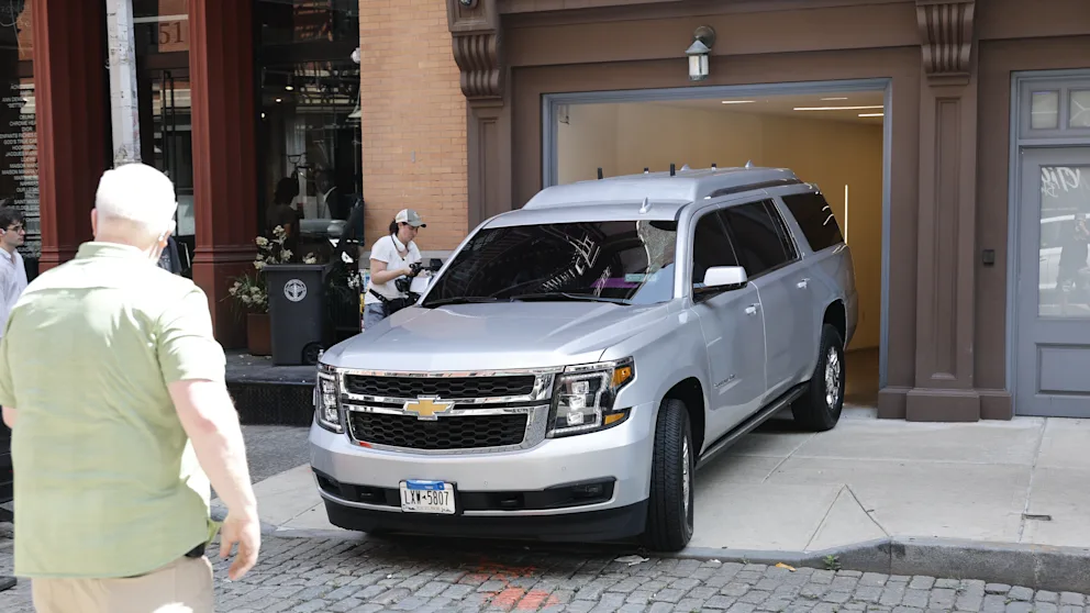 Wedding! Taylor Swift and Travis Kelce make Manhattan a no-go zone | Entertainment 25 Here comes the bride! Taylor Swift sits in this car