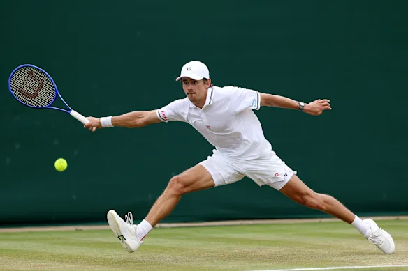 De Minaur caught every ball and advanced to the fourth round.