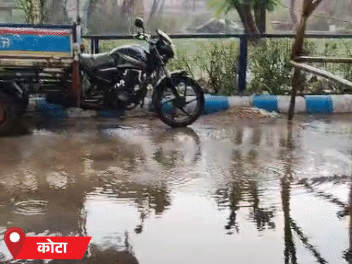 Rajasthan Rain Alert: Heavy showers in South Rajasthan 22 Following heavy rains in Kota, roads were flooded, hampering traffic movement.