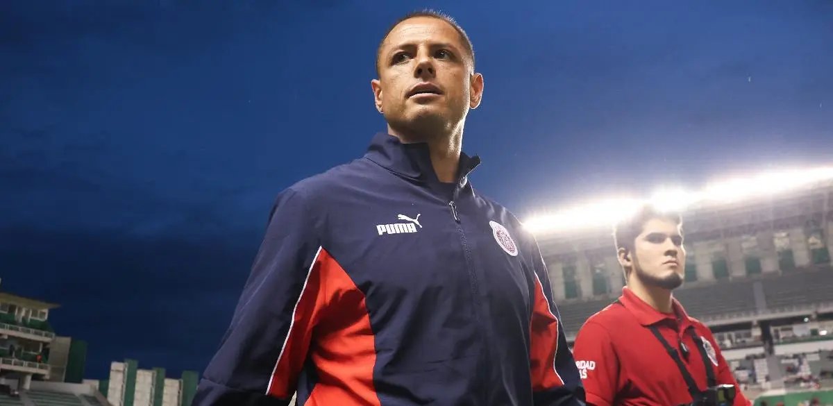 'They're Batman and Superman': Chicharito responds to mythical dispute between the world's best 24 Chicharito Hernandez l IMAGO7
