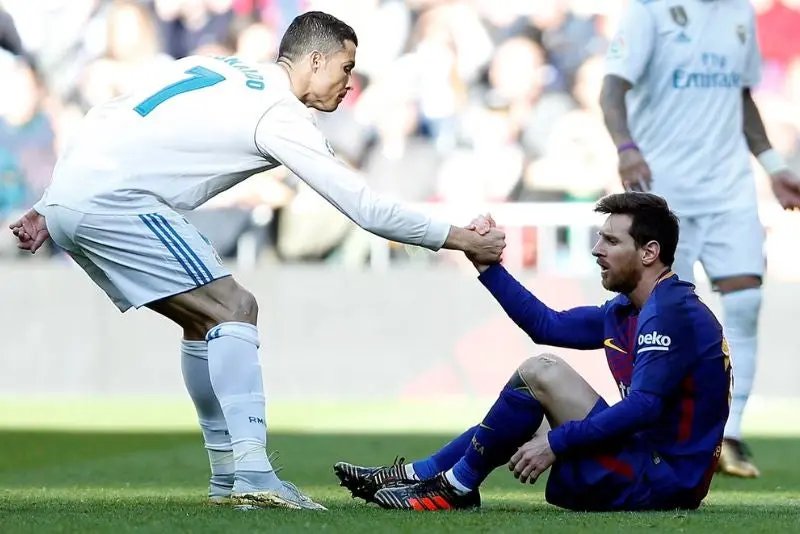 'They're Batman and Superman': Chicharito responds to mythical dispute between the world's best 22 Cristiano Ronaldo spoke again about his rivalry with Messi | AP
