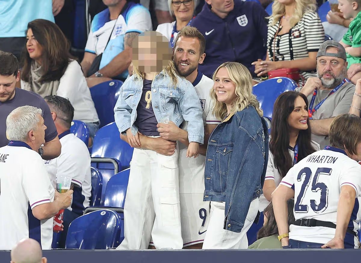 Harry Kane's life off the pitch: his beloved childhood wife, £30 million mansion and adorable children 22 Harry Kane poses with his wife and daughter