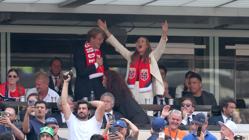 Prince Sverre Magnus (20) and Princess Ingrid Alexandra (22) were live at a football stadium in New Jersey (USA) and cheered Norway's 2-1 victory over Brazil.