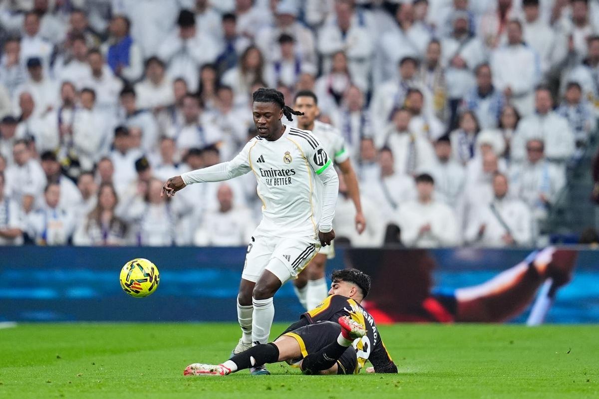 Real Madrid repeat the same mistake with midfield 14 Eduardo Camavinga of Real Madrid and Ilias Ahomach of Rayo Vallecano compete for the ball during the Spanish League, LaLiga EA Sports, soccer match between Real Madrid and Rayo Vallecano at Santiago Bernabeu Stadium on February 01, 2026 in Madrid, Spain. AFP7 01/02/2026 FOR USE IN SPAIN ONLY. Dennis Agyeman / AFP7 / Europa Press;2026;FOOTBALL;SPAIN;SPORT;ZSOCCER;ZSPORT;Real Madrid - Rayo Vallecano - LaLiga EA Sports;