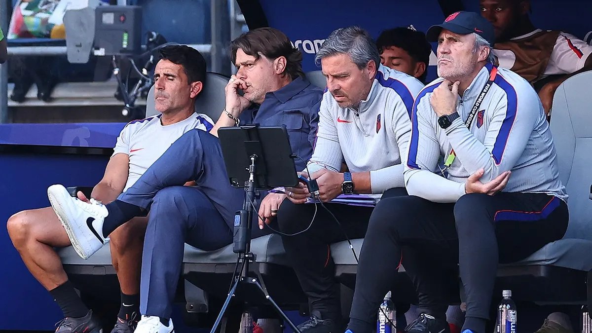 World Cup: Pochettino kicks water bottles as USA trails Belgium 2-1 at halftime 15 Mauricio Pochettino is upset
