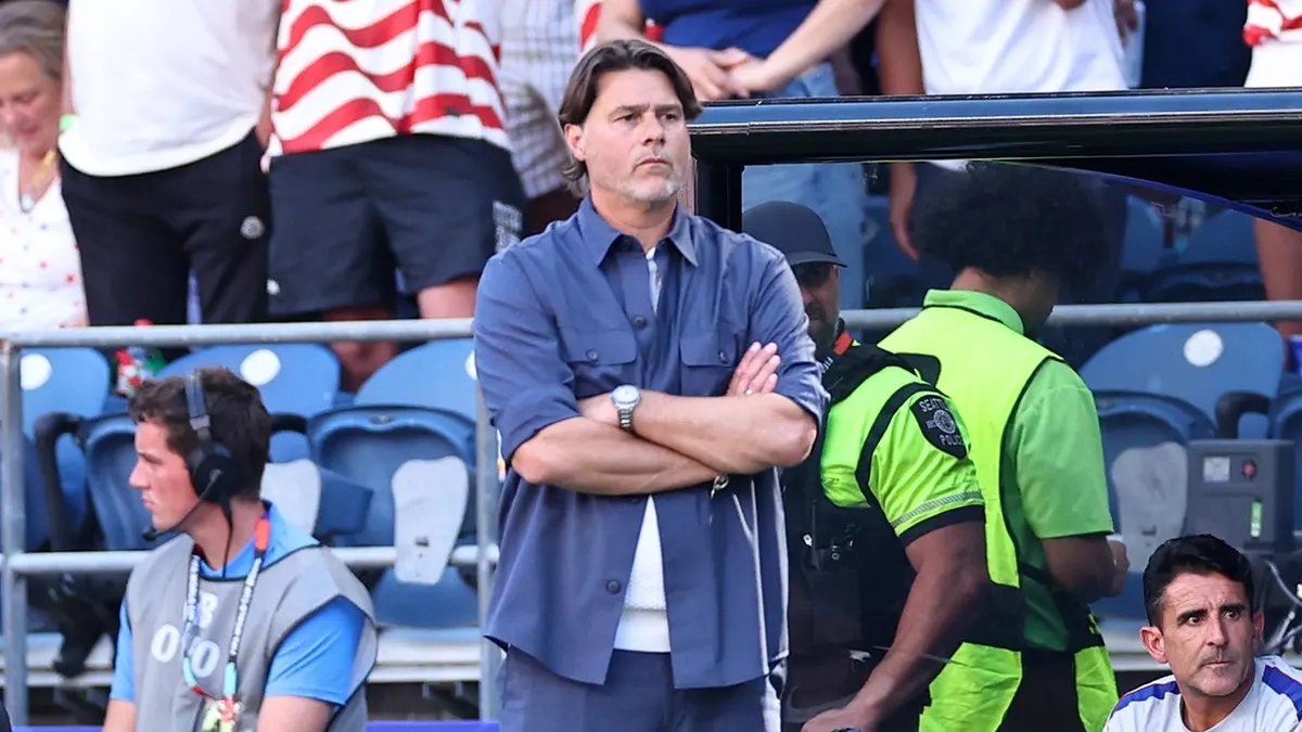 World Cup: Pochettino kicks water bottles as USA trails Belgium 2-1 at halftime 14 Mauricio Pochettino crossed his arms over his chest