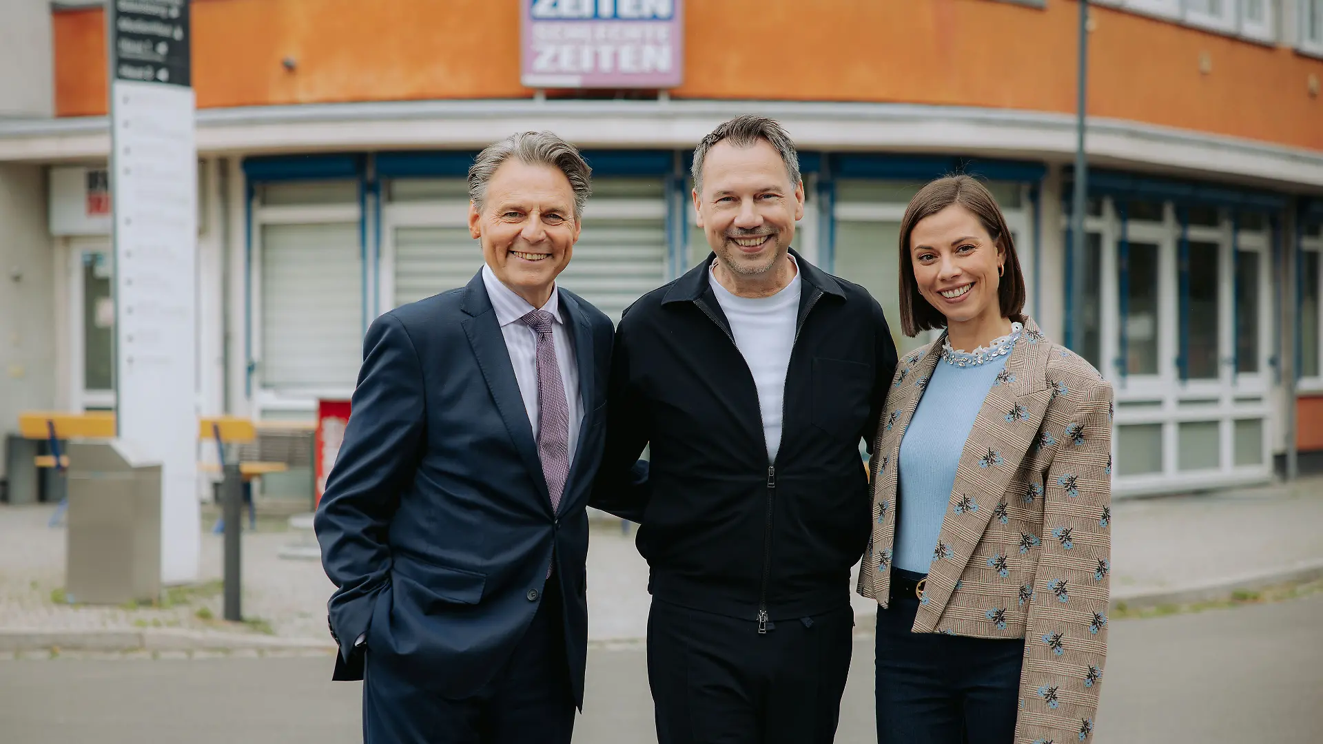 GZSZ's Sebastian Fitzek: Why a best-selling author appeared before Dr. Joe Gerner was shaking 15 Bestselling author Sebastian Fitzek (left) with GZSZ actors Wolfgang Bachro and Anna-Katharina Feher.