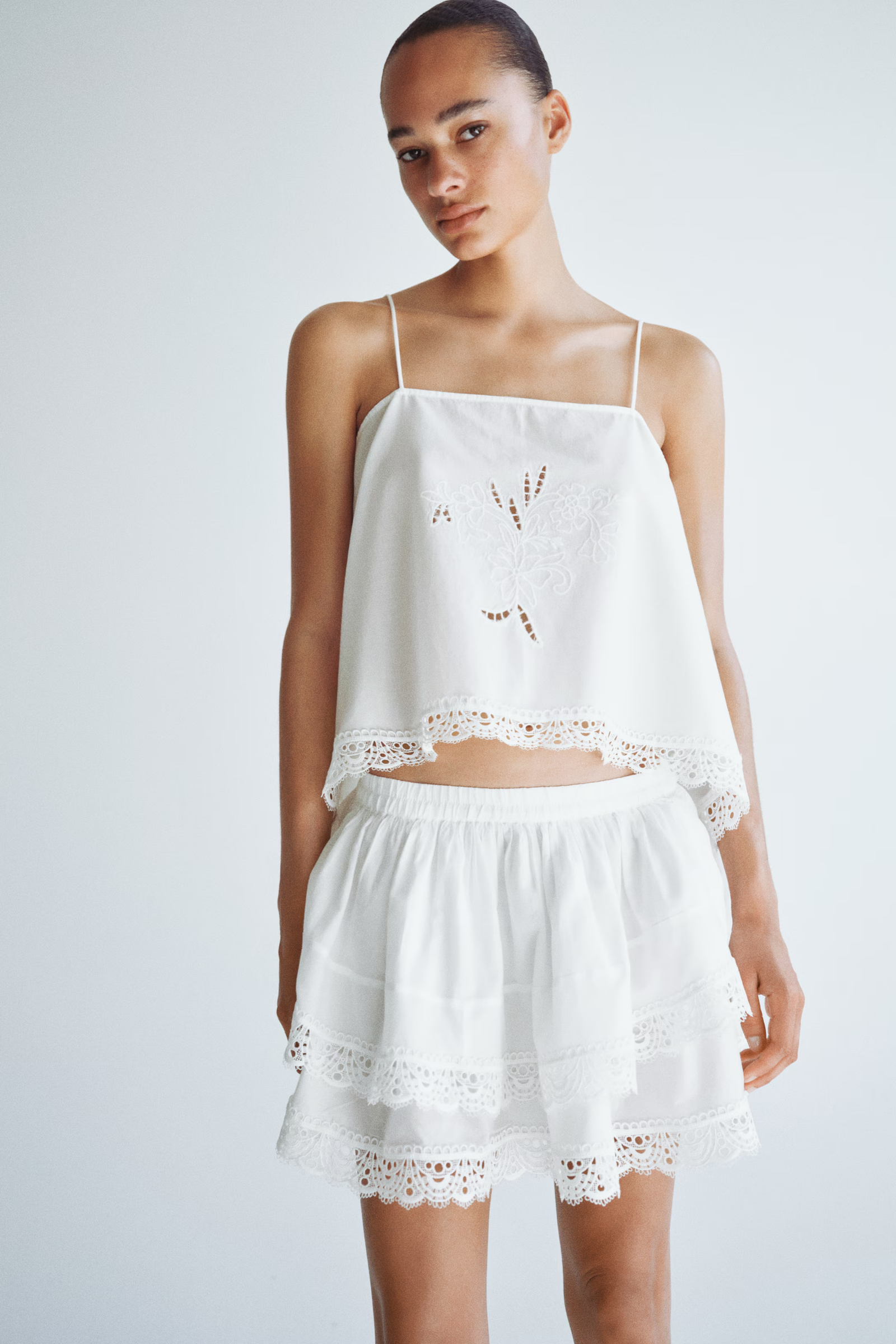 9 anti-trend purchases from H&M that will be sold out by August 48 H&M, Wrap top with lace trim