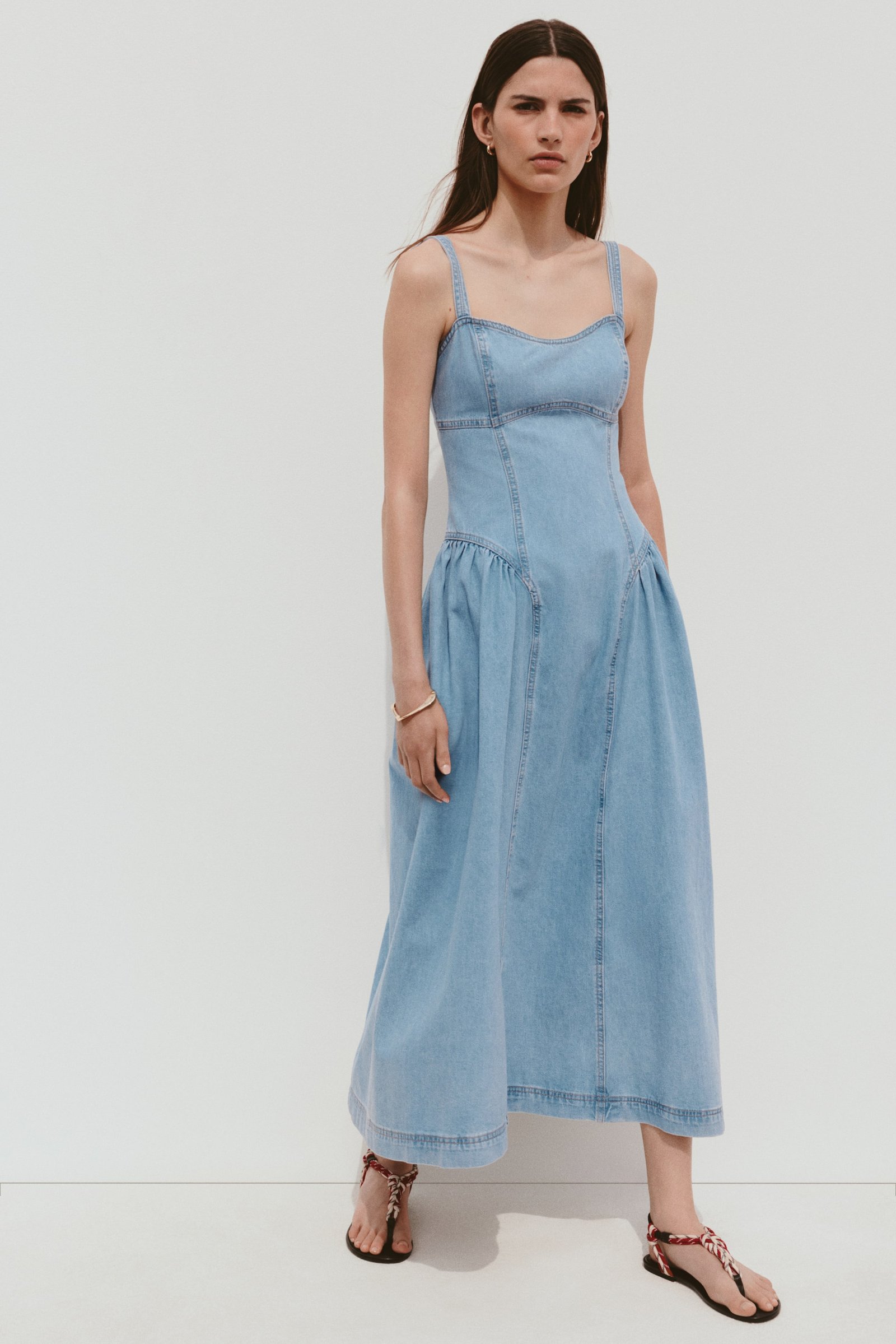 9 anti-trend purchases from H&M that will be sold out by August 47 Denim dress with flared skirt