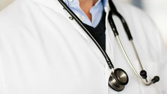 Construction begins on a new medical center in Erfda. From the end of 2027, four general practitioners will practice here. | painting by Alliance/DPA, Rolf Wennenbernd The doctor wears a stethoscope around his neck.