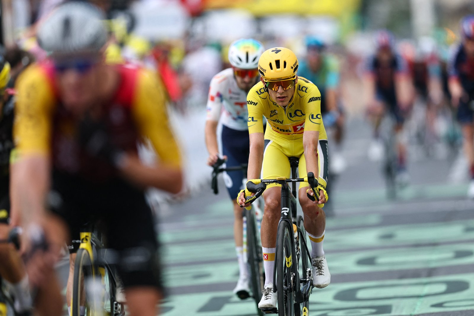 Tour de France: Olav Kooi shines on debut with stage 5 victory in Pau 21 Norwegian Uno-X Mobility rider Thorstein Traen, wearing the yellow overall leader jersey, crosses the finish line of Stage 5 of the 113th Tour de France cycling race, 158 km between Lannemezan and Pau in southwest France, July 8, 2026. (Photo by Anne-Christine PUJULA/AFP)