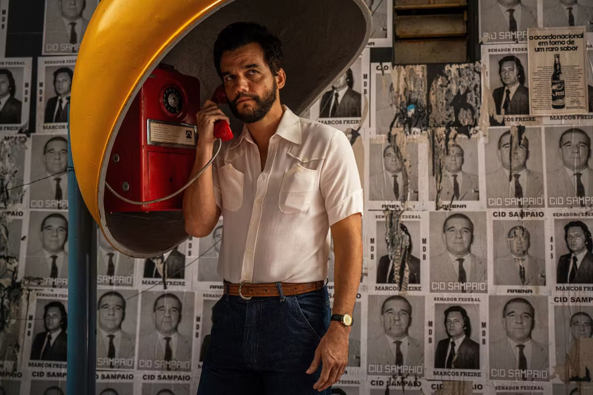 Photo by V. Hook/MK Prod./Cinema Scopio/One Two Films/Lemming Film/Arte Fr. Blue Wagner Moura, Best Actor at Cannes: “I play a man who is hunted because he remains true to his values.”