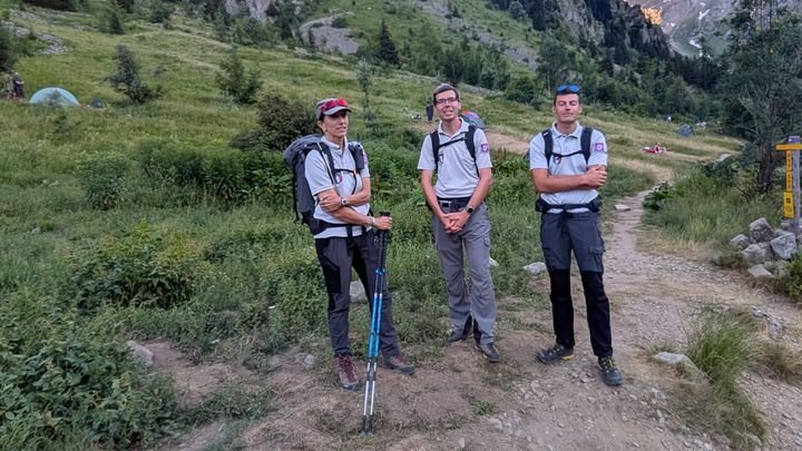 : Report 'We could have up to 120 tents': Given the success of the bivouac, Ecrins National Park introduces rules of good behavior 15 In the center, Samuel Sempe, director of the Ecrins Alps park, with agents organizing random surveillance tours, July 2026. (MATHILDE IMBERTI / RADIO FRANCE)