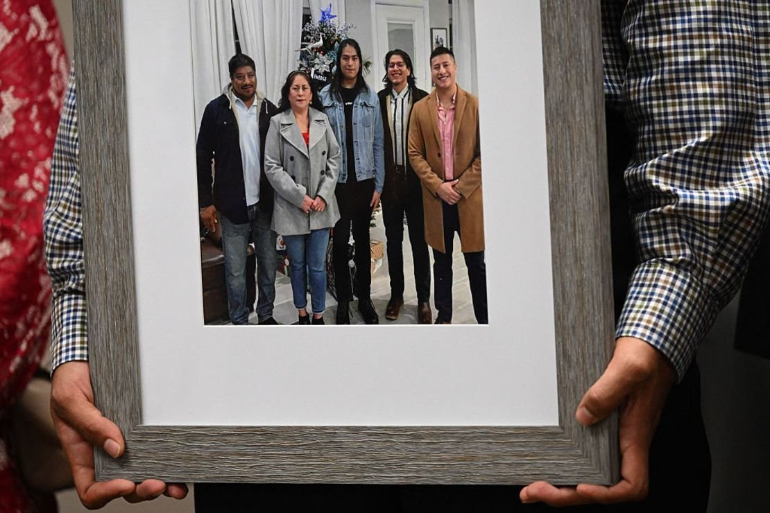 Lorenzo Salgado Jr., who accompanied his brother Ronaldo to the press conference this Wednesday, July 8, 2026, holds a portrait of his father with his family.