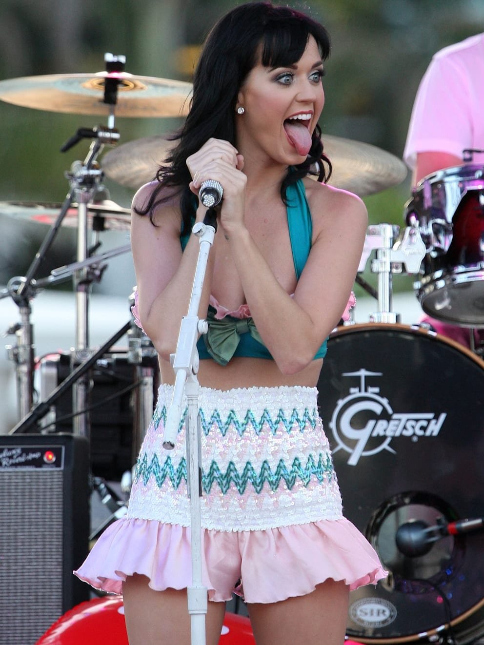 Come out of your cozy mood and enjoy her mega hits: Katy Perry shows her full strength on stage again