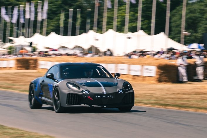 The future Alpine A110 makes no noise, but finally drives! 13 The mule of the next A110 in action.