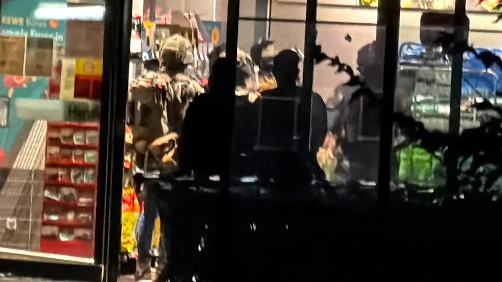Police on a grand scale: Hours have passed! Hostage drama in Berlin supermarket | News 14 The SEK at the scene is heavily armed and constantly moving at the entrance to Rewe.
