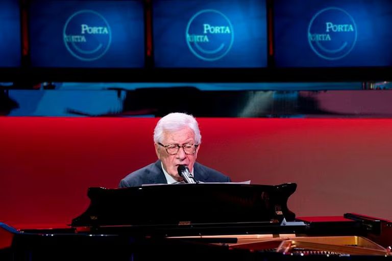 Peppino di Capri, one of the last great singers of Italian song of the twentieth century, has died. 15 Peppino Di Capri