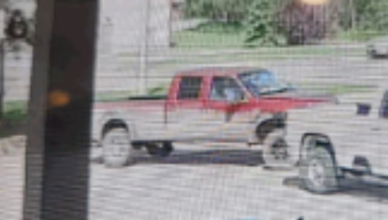 2006 Ford F350 with Alberta license plate CXW8820.