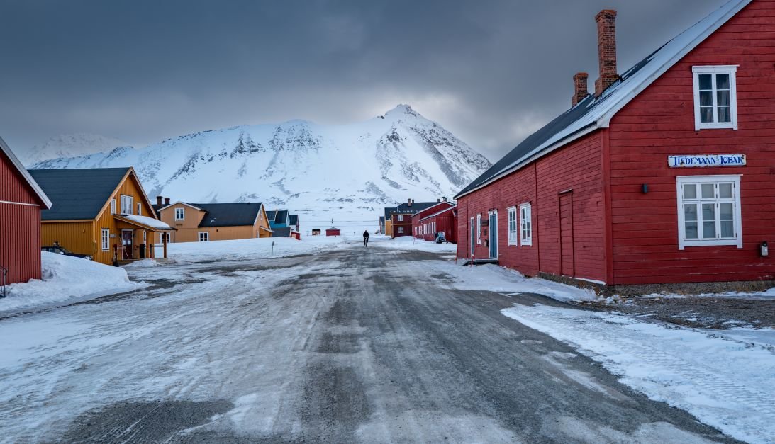 Tensions run high over remote Arctic territory - and it's not Greenland 17 Research village Ny-Ålesund on Svalbard.