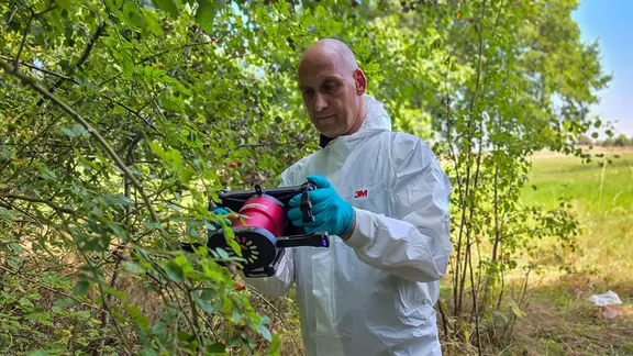 A forensic scientist demonstrates the capabilities of forensic light sources in MDR forensic reconstruction / Jeanette Scheibe A forensic scientist demonstrates the capabilities of forensic light sources in a simulated forensic investigation.
