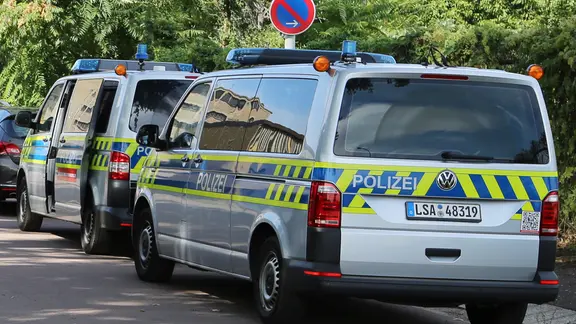 Police cars are parked on the side of the road. | photoalliance/dpa/TNN | Tobias Junghanns Police cars are parked on the side of the road.