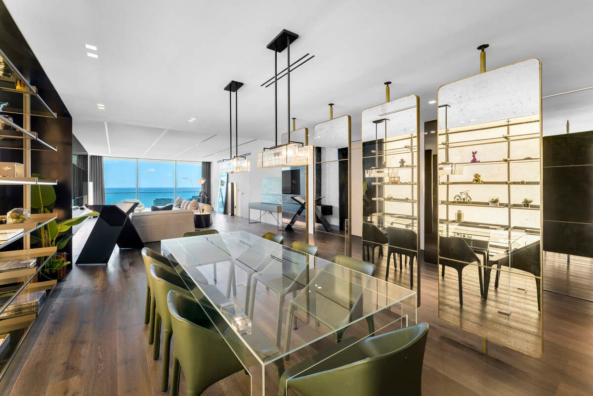 The dining area in the apartment is decorated with rotating mirror panels.