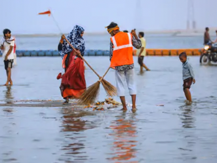 Due to rains in hilly areas, the water level of the Ganges rises. The water level of the Ganga started rising on Saturday at Triveni Sangam in Prayagraj.