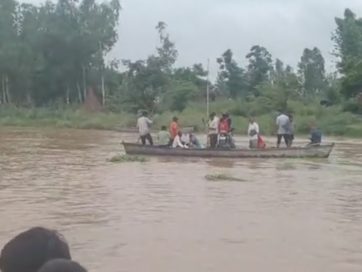 In Bijnor, the water level of the Malana, a tributary of the Ganga, has risen. Water flows over the bridge.