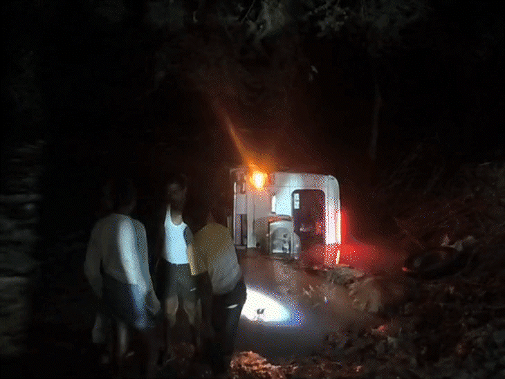 A wedding party's car has fallen into a drain in Mahoba. People nearby saved his life by jumping into the water.
