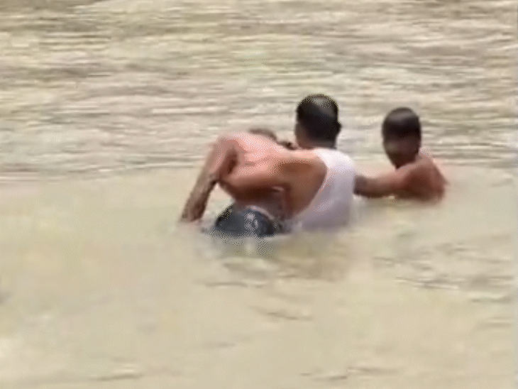 After heavy rains in Meerut, the underpass was filled with 10 feet of water. The unicorn drowned along with the horse.
