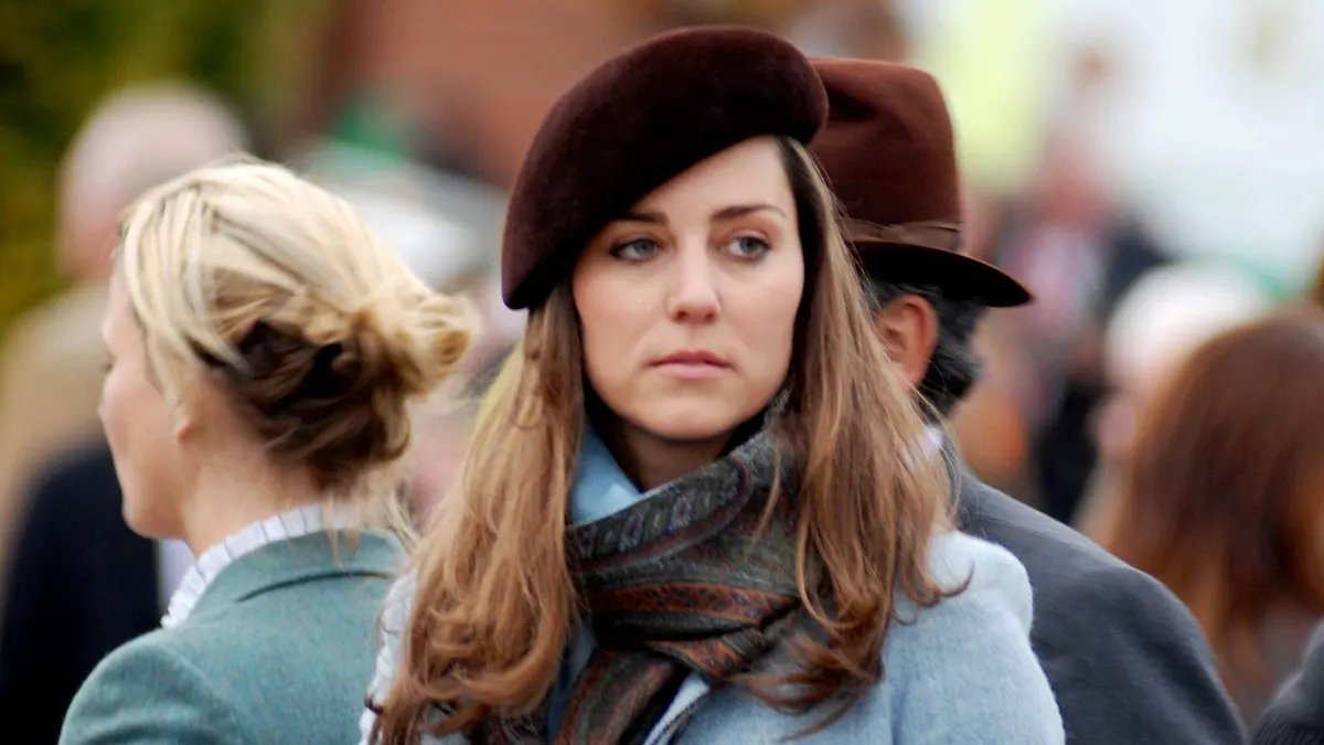 Prince William split from Kate Middleton in 2007, author says 34 Kate Middleton looks somber in a blue coat and dark beret.
