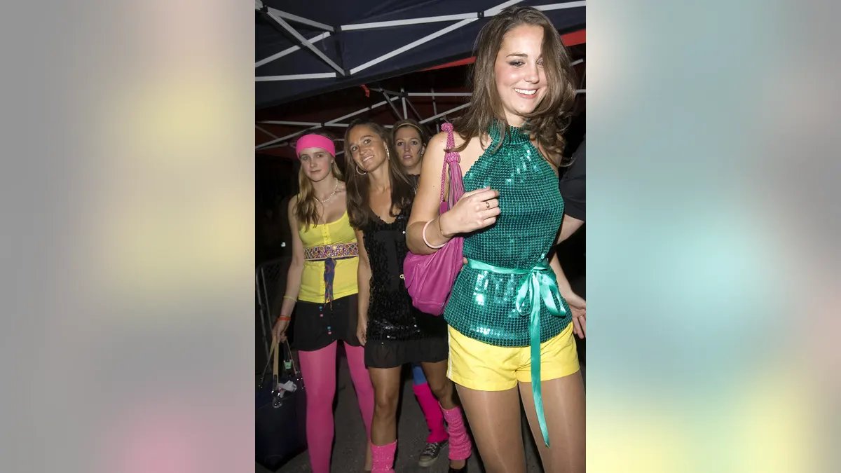 Prince William split from Kate Middleton in 2007, author says 40 Kate Middleton and Pippa Middleton arrived at the roller disco.
