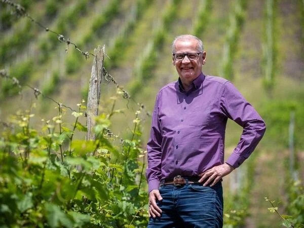 ARCHIVE – May 30, 2025, Rhineland-Palatinate, Kanzem: TV presenter and winery owner Günther Jauch stands in the vineyard. (dpa: “Jauch turns 70 and avoids the hype”) Photo: Harald Tittel/dpa +++ dpa-Bildfunk +++