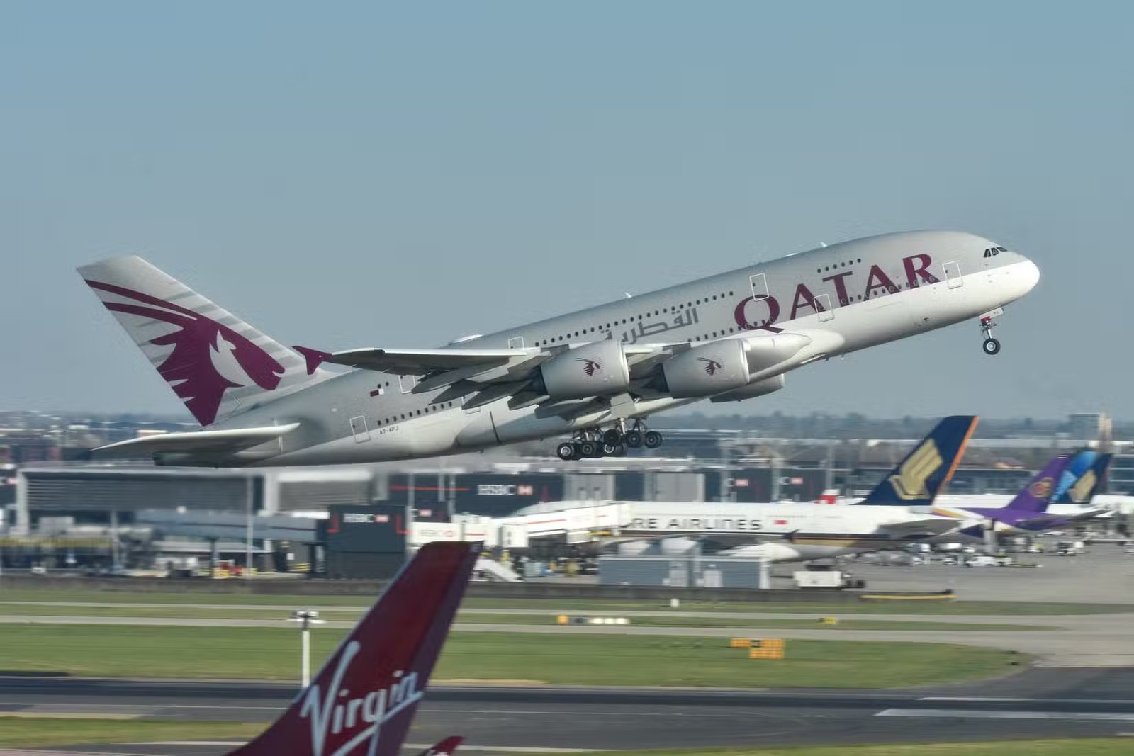 Emirates bets on London: Airbus A380 flights increased to nine per day 26 A Qatar Airways A380 departing from LHR