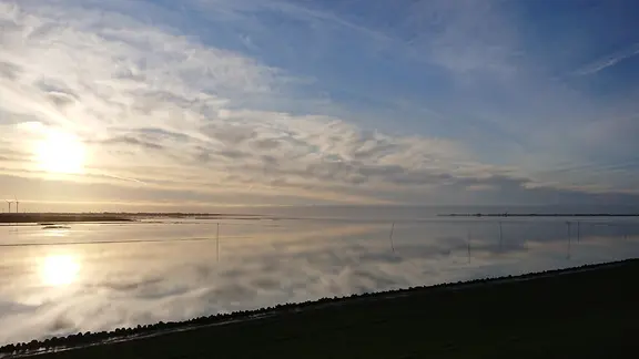 Nordee shows the reflection of a clear sky