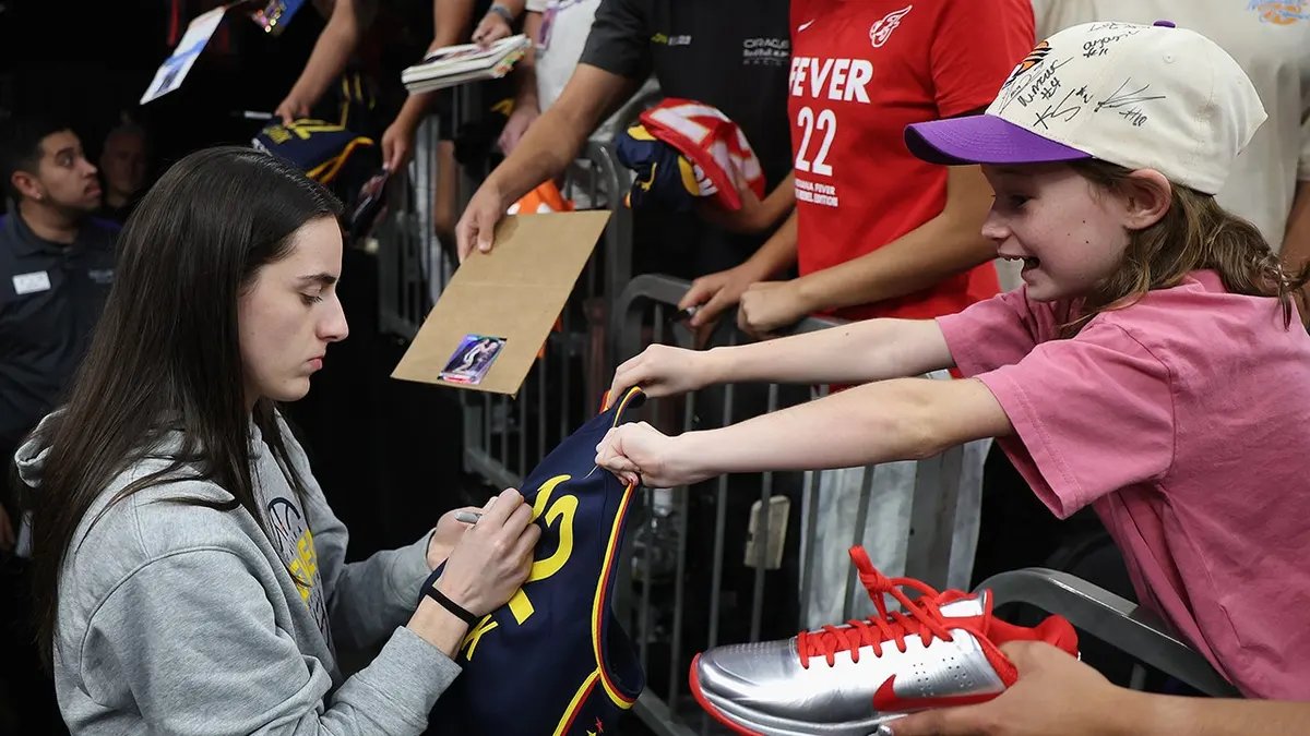 Caitlin Clark helped WNBA achieve historic number on late-night cable despite limited return to Los Angeles 14 Indiana Fever's Caitlin Clark signs autographs for fans before the WNBA game against the Phoenix Mercury.